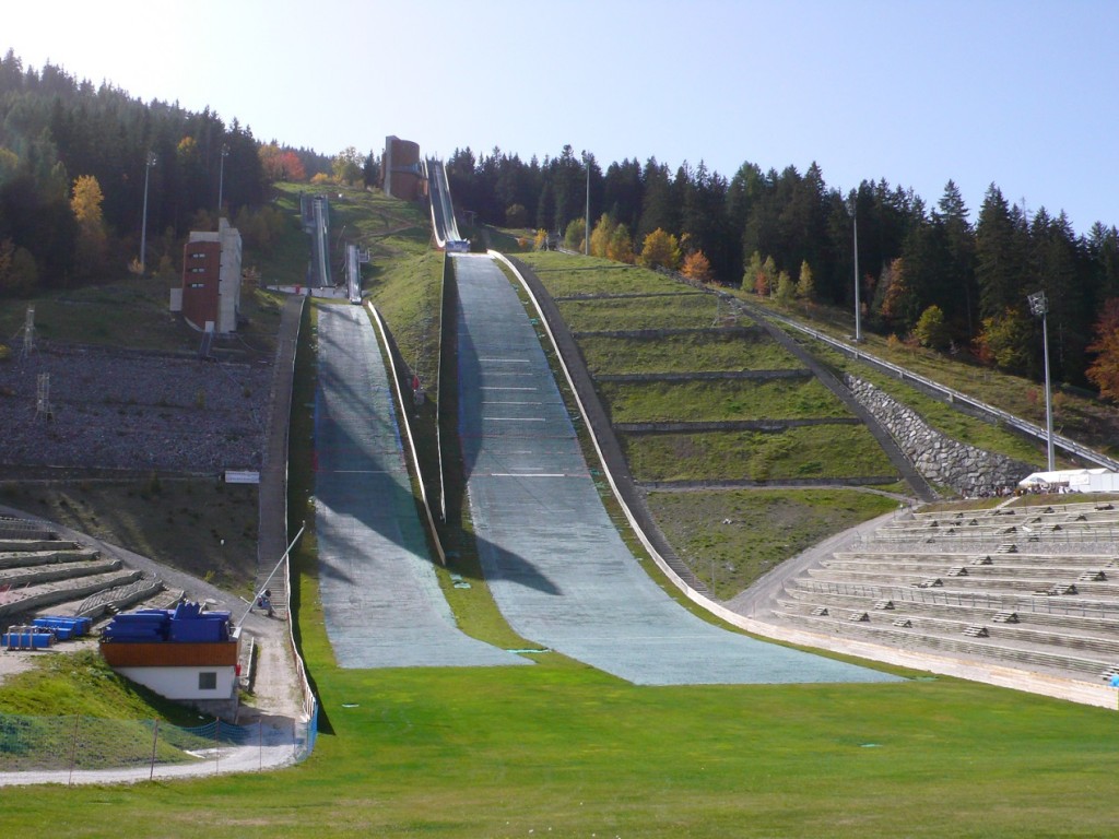 Départ depuis le tremplin olympique de saut à ski de la Praz