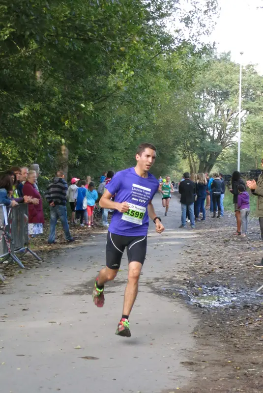 A l'approche de l'arrivée, concentré, la foulée encore efficace... Une belle course en somme! :)