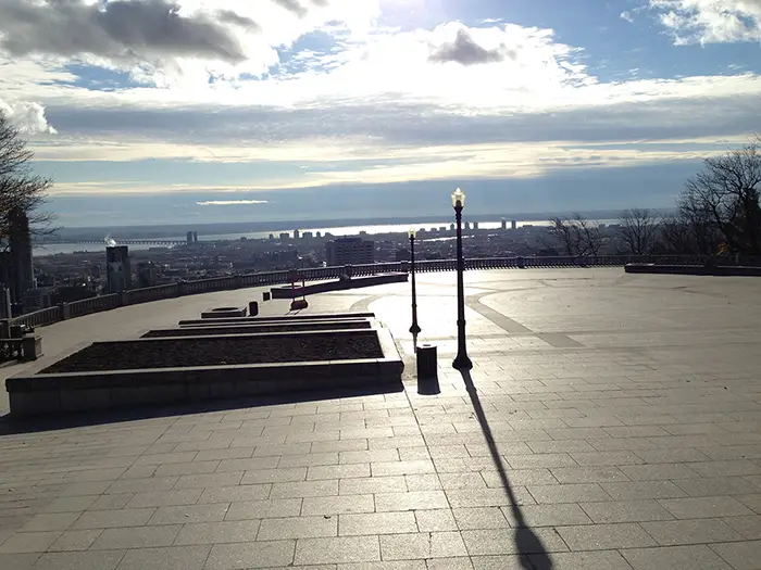 Courir le tour du mont royal et profiter des paysages de montreal depuis le chalet