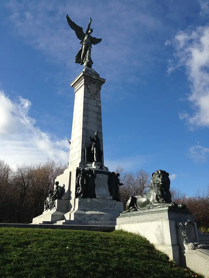 Courir le tour du mont royal et profiter des paysages de montreal depuis le chalet