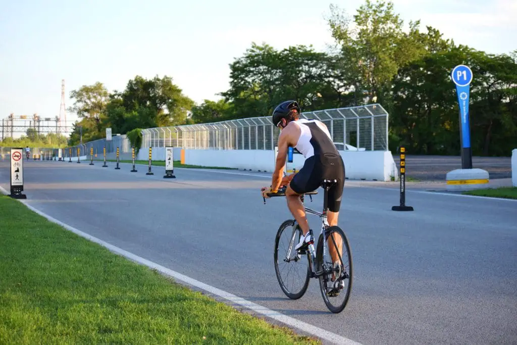 Baisse la tête, t'auras l'air d'un coureur !