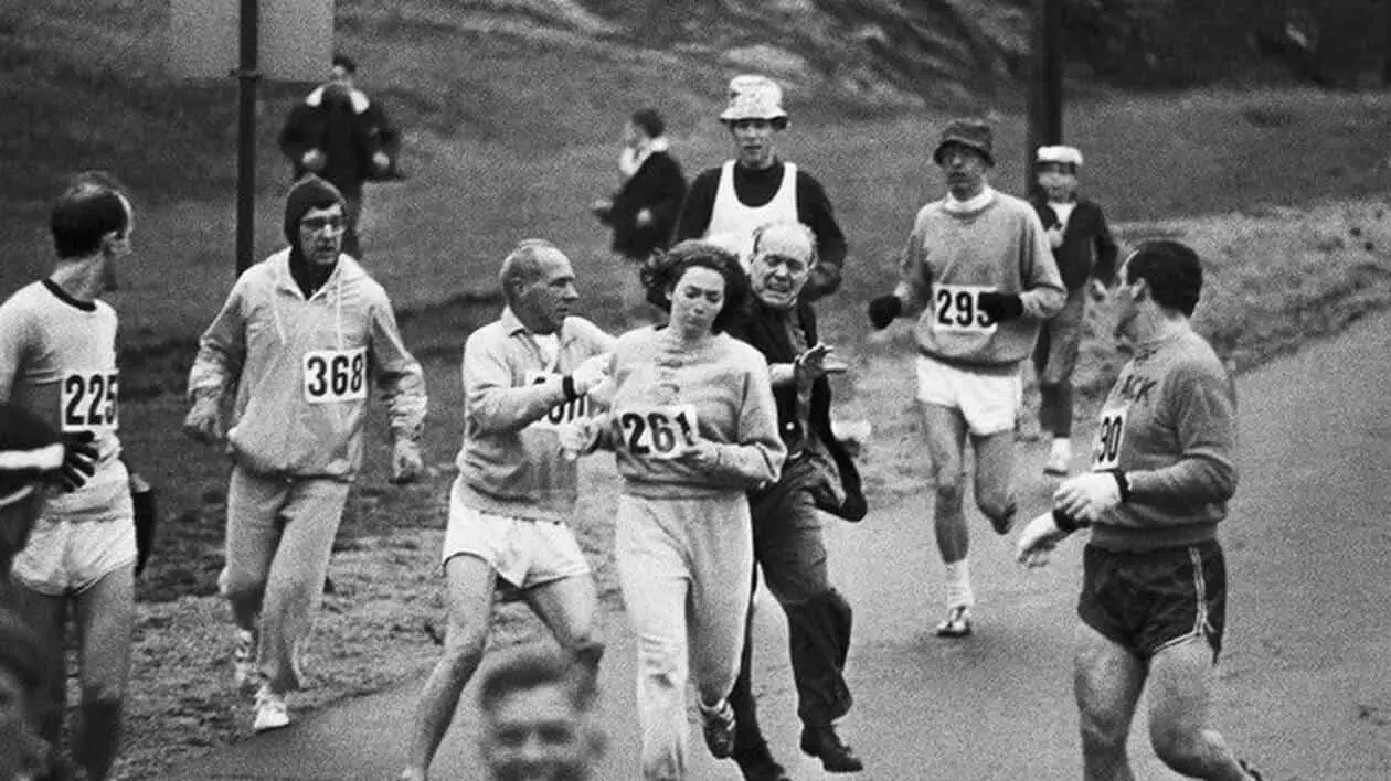 le marathon de boston était interdit aux femmes en 1967, Kathrine Switzer a couru et fait valoir le droit des femmes à courir le marathon !