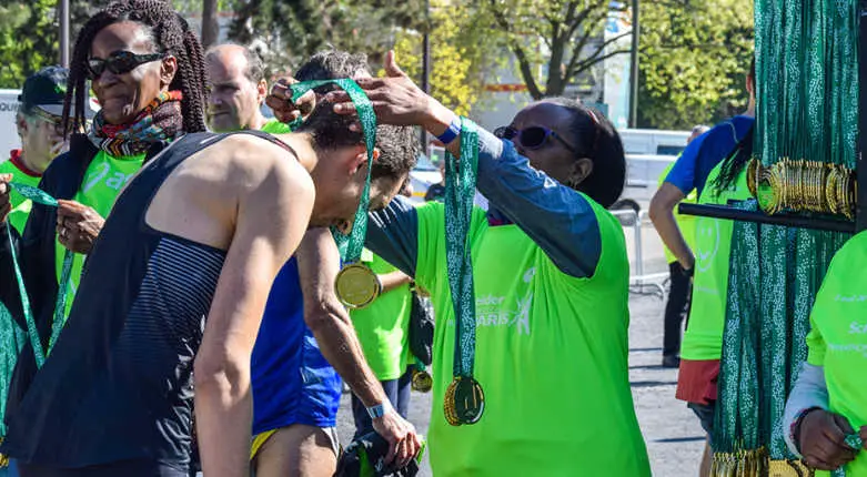 plan d'entrainement 10km ou marathon : recevoir la médaille de finisher est un symbole !