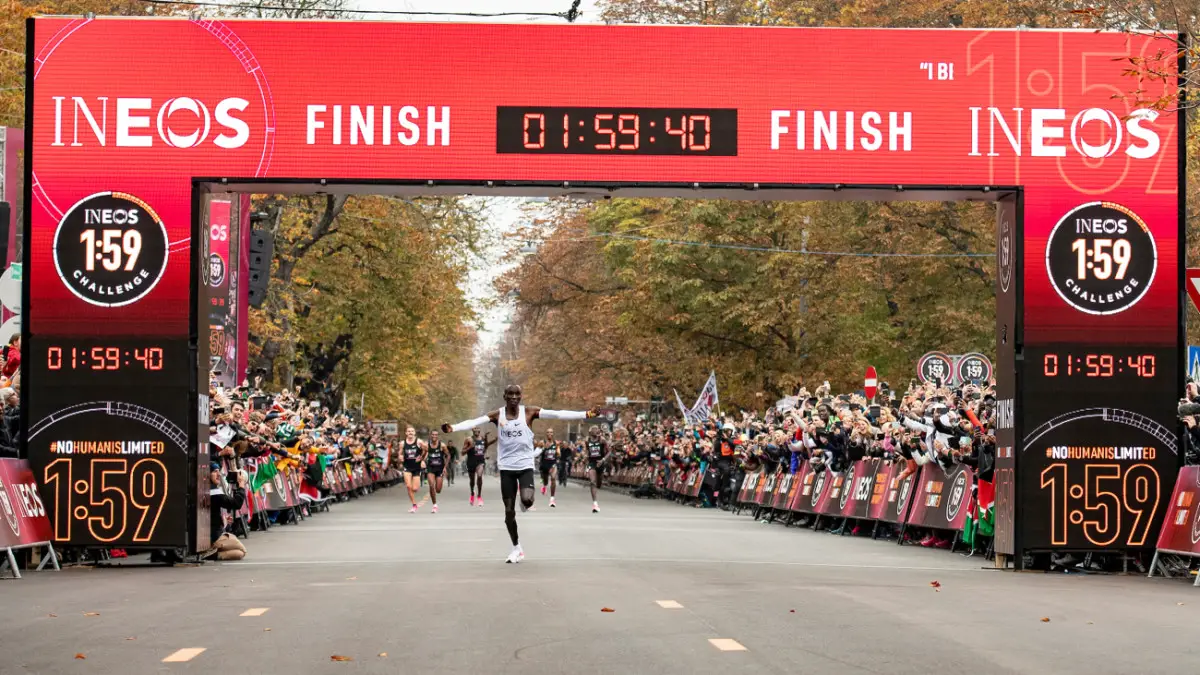 Eliud Kipchoge au INEOS challenge 159 à la ligne d'arrivée