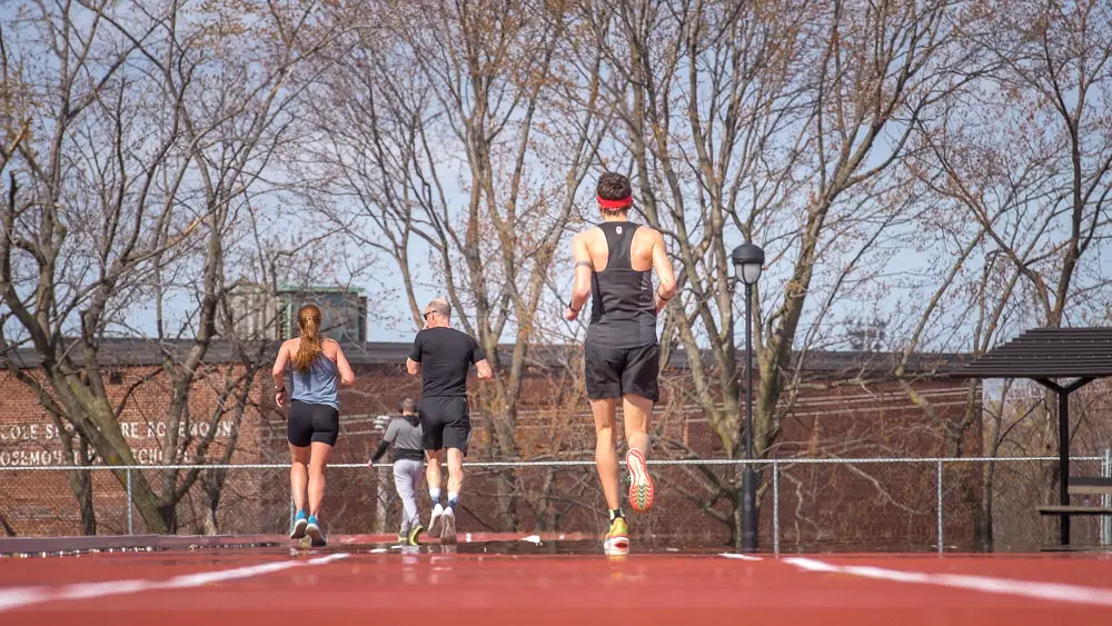 Test Saucony Endorphin Pro : chaussure à plaque carbone polyvalente !