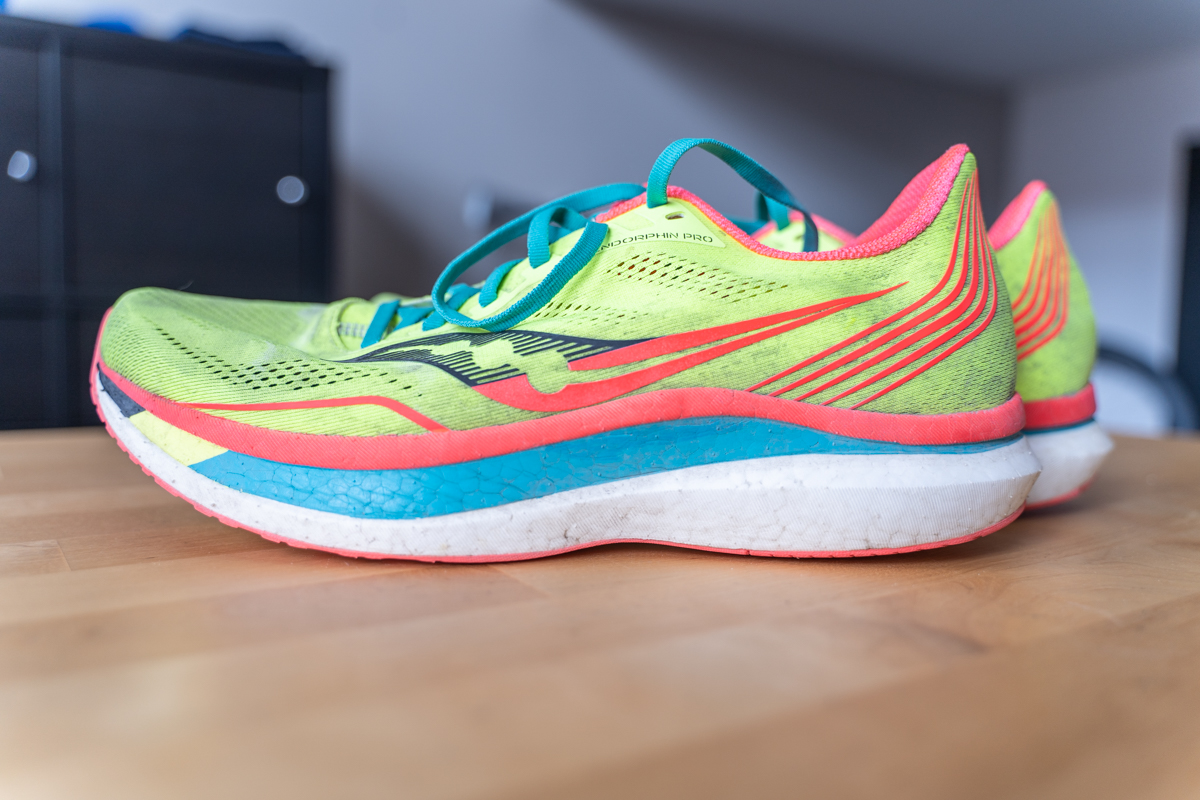Test Saucony Endorphin Pro : chaussure à plaque carbone polyvalente !
