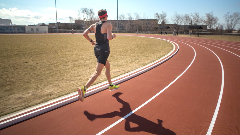 Test Saucony Endorphin Pro : chaussure à plaque carbone polyvalente !