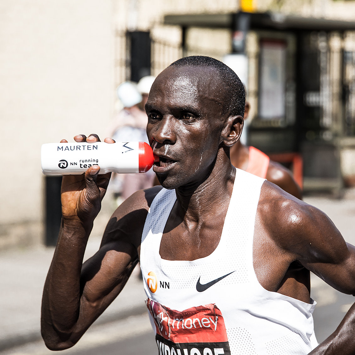 kipchoge-sur-la-fin-mais-successeur-est la-kipchoge-ravitaillement